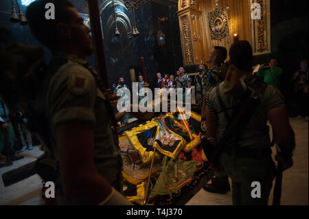 Malaga, Malaga, Spanien. 17 Apr, 2019. Spanischen Legionäre werden gesehen, an der Zeremonie in der Umgebung eine Statue Jesu Christi der Mena (Cristo de Mena) in eine Kirche, da sie Teil während der Heiligen Woche. Die spanischen Legionäre über dem Land nehmen Sie teil an einem religiösen Ritual mit einer Statue des Christus von Mena seinen Tod zu ehren. Credit: Jesus Merida/SOPA Images/ZUMA Draht/Alamy leben Nachrichten Stockfoto