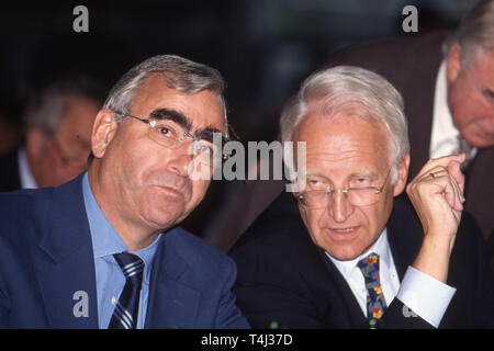 Parteien/CSU Bundesfinanzminister Theo Waigel (links) und Bayerns Ministerpraesident Edmund Stoiber. Porträt, Waigel schaut auf, Stoiber sieht ihn an und spricht mit ihm, bei der CSU Partei am 28 August, 1998 | Verwendung weltweit Stockfoto