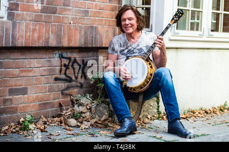 17. April 2019, Niedersachsen, Lüneburg: Jürgen Drews, pop Sänger, spielt auf seinem Banjo auf einer Presseveranstaltung in Studios 'Rote Rosen'. Schlagersänger Jürgen Drews gibt ein Gastspiel beim ARD-Telenovela 'Rote Rosen'; er wird sich selbst spielen. Foto: Philipp Schulze/dpa Stockfoto