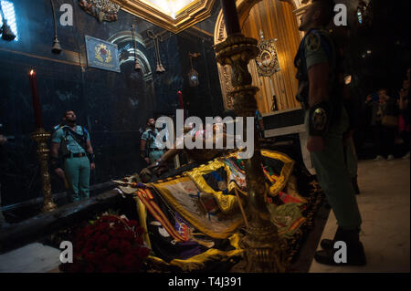 Malaga, Malaga, Spanien. 17 Apr, 2019. Spanischen Legionäre werden gesehen, an der Zeremonie in der Umgebung eine Statue Jesu Christi der Mena (Cristo de Mena) in eine Kirche, da sie Teil während der Heiligen Woche. Die spanischen Legionäre über dem Land nehmen Sie teil an einem religiösen Ritual mit einer Statue des Christus von Mena seinen Tod zu ehren. Credit: Jesus Merida/SOPA Images/ZUMA Draht/Alamy leben Nachrichten Stockfoto