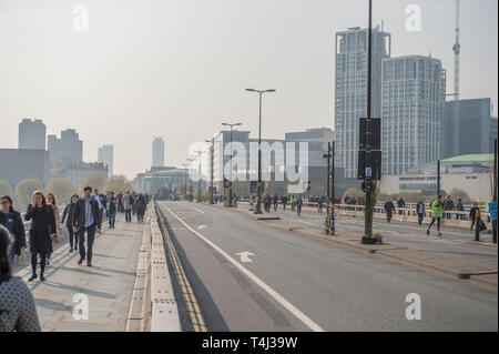 London, Großbritannien. 17. April 2017. Aussterben Rebellion Klimawandel Demonstranten weiterhin eine Blockade der Waterloo Bridge zum Fahrzeug Verkehr, aber mit einer schwereren Polizeipräsenz. Morgen Pendler über die Brücke zu Fuß in der Stadt zu arbeiten. Credit: Malcolm Park/Alamy Leben Nachrichten. Stockfoto