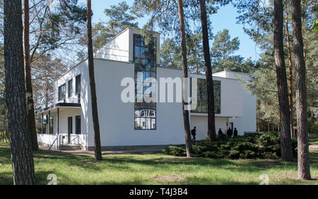 17. April 2019, Sachsen-Anhalt, Dessau-Roßlau: Ansicht der rekonstruierten master Haus von Wassily Kandinsky und Paul Klee in Dessau-Roßlau. Nach drei Jahren Bauzeit wurde das Meisterhaus erstrahlt in neuem Glanz. Das Bauhaus in Sachsen-Anhalt wurde für rund 1,5 Millionen Euro renoviert. Als Teil der Meisterhaus Ensemble, es gehört zum UNESCO-Weltkulturerbe Bauhaus. Foto: Hendrik Schmidt/dpa-Zentralbild/dpa Stockfoto