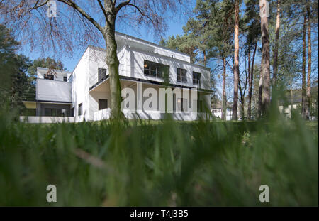 17. April 2019, Sachsen-Anhalt, Dessau-Roßlau: Ansicht der rekonstruierten master Haus von Wassily Kandinsky und Paul Klee in Dessau-Roßlau. Nach drei Jahren Bauzeit wurde das Meisterhaus erstrahlt in neuem Glanz. Das Bauhaus in Sachsen-Anhalt wurde für rund 1,5 Millionen Euro renoviert. Als Teil der Meisterhaus Ensemble, es gehört zum UNESCO-Weltkulturerbe Bauhaus. Foto: Hendrik Schmidt/dpa-Zentralbild/dpa Stockfoto