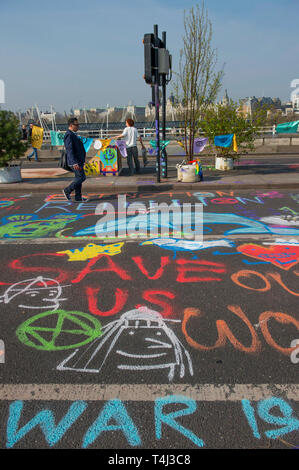 London, Großbritannien. 17. April 2017. Aussterben Rebellion Klimawandel Demonstranten weiterhin eine Blockade der Waterloo Bridge zum Fahrzeug Verkehr, aber mit einer schwereren Polizeipräsenz. Credit: Malcolm Park/Alamy Leben Nachrichten. Stockfoto