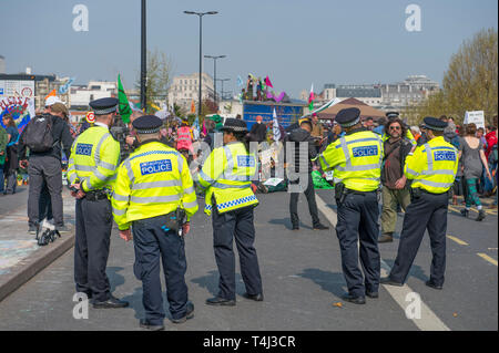 London, Großbritannien. 17. April 2017. Aussterben Rebellion Klimawandel Demonstranten weiterhin eine Blockade der Waterloo Bridge zum Fahrzeug Verkehr, aber mit einer schwereren Polizeipräsenz. Credit: Malcolm Park/Alamy Leben Nachrichten. Stockfoto