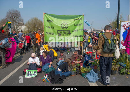 London, Großbritannien. 17. April 2017. Aussterben Rebellion Klimawandel Demonstranten weiterhin eine Blockade der Waterloo Bridge zum Fahrzeug Verkehr, aber mit einer schwereren Polizeipräsenz. Credit: Malcolm Park/Alamy Leben Nachrichten. Stockfoto
