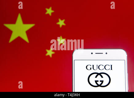 April 6, 2019 - Hongkong - In diesem Foto Illustration eine Italienische Mode Marke Gucci Logo ist auf ein Android mobiles Gerät mit der Volksrepublik China Flagge im Hintergrund zu sehen. (Bild: © Budrul Chukrut/SOPA Bilder über ZUMA Draht) Stockfoto