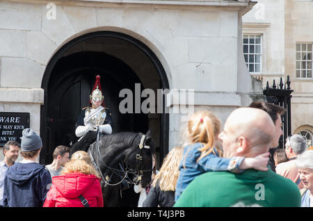 London, Großbritannien. 17 Apr, 2019. Die Menschen genießen den herrlichen Sonnenschein über Horesguards Parade, London, bei dem die Prognose ist über das Osterwochenende mit Temperaturen um 23 Grad, um fortzufahren Credit: Keith Larby/Alamy leben Nachrichten Stockfoto