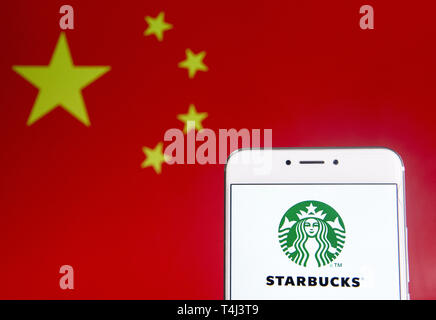 April 6, 2019 - Hongkong - In diesem Foto Illustration einer amerikanischen Kaffee und Kaffeehaus Kette Logo auf einem Android mobiles Gerät mit der Volksrepublik China Flagge im Hintergrund zu sehen ist Starbucks. (Bild: © Budrul Chukrut/SOPA Bilder über ZUMA Draht) Stockfoto