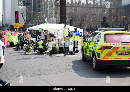 London, Großbritannien. 17 Apr, 2019. Für den dritten Tag Klimawandel Demonstranten weiter Oxford Circus, Regent Street, Waterloo Bridge und Marble Arch zu stören, da die Demonstranten Londons Straßen, indem sie menschliche Barrikaden an fünf Grenzsteine zu lähmen. Aussterben Rebellion Veranstalter Anspruch eco-Demonstranten wird heute fortgesetzt. Am Montag hatten sie ein rosa Boot in der Regent Street geparkt, die Bedrohung der globalen Erwärmung zu markieren. Credit: Keith Larby/Alamy leben Nachrichten Stockfoto