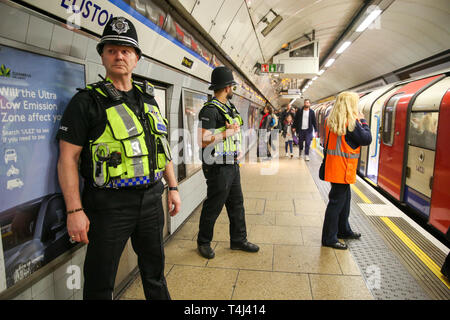 Die Londoner U-Bahn, UK. 17 Apr, 2019. British Transport Polizisten in Euston Station Plattform wie das Aussterben Rebellion Gruppe plant Störungen auf die Londoner U-Bahn fordern entschlossenes Handeln der Regierung des Vereinigten Königreichs auf die ökologische Krise zu führen. Credit: Dinendra Haria/Alamy leben Nachrichten Stockfoto