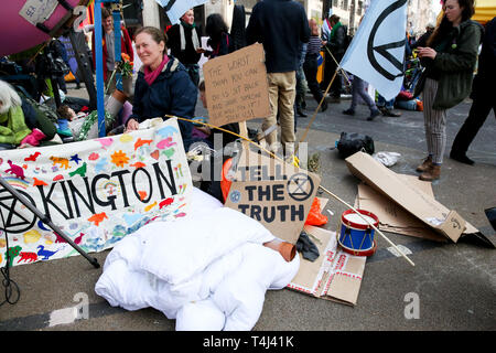 Die Londoner U-Bahn, UK. 17 Apr, 2019. Umweltaktivisten an Tag drei Ihrer laufenden Protest Camps an der Kreuzung Oxford Street, Regents Street fordern entschlossenes Handeln der Regierung des Vereinigten Königreichs auf die ökologische Krise. Credit: Dinendra Haria/Alamy leben Nachrichten Stockfoto