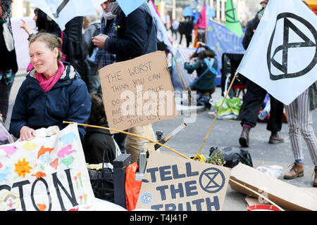 Die Londoner U-Bahn, UK. 17 Apr, 2019. Umweltaktivisten an Tag drei Ihrer laufenden Protest Camps an der Kreuzung Oxford Street, Regents Street fordern entschlossenes Handeln der Regierung des Vereinigten Königreichs auf die ökologische Krise. Credit: Dinendra Haria/Alamy leben Nachrichten Stockfoto