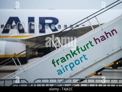 Lautzenhausen, Deutschland. 13 Apr, 2019. Eine Ryanair Flugzeug steht auf dem Rollfeld des Flughafens Hahn. Credit: Andreas Arnold/dpa/Alamy leben Nachrichten Stockfoto