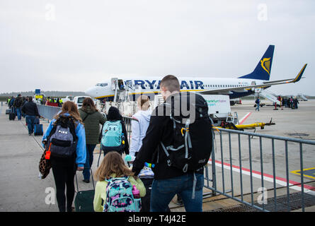 Lautzenhausen, Deutschland. 13 Apr, 2019. Passagiere klicken Sie auf einen bereitgestellten Ryanair Flugzeug auf dem Rollfeld des Flughafen Hahn. Credit: Andreas Arnold/dpa/Alamy leben Nachrichten Stockfoto