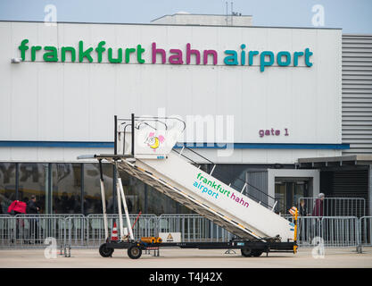 Lautzenhausen, Deutschland. 13 Apr, 2019. Es gibt eine Gangway auf dem Rollfeld vom Flughafen Hahn. Credit: Andreas Arnold/dpa/Alamy leben Nachrichten Stockfoto