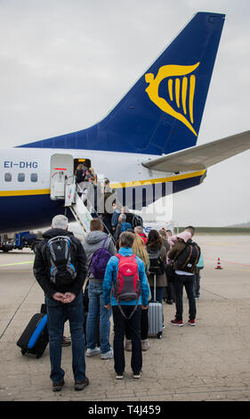 Lautzenhausen, Deutschland. 13 Apr, 2019. Passagiere klicken Sie auf einen bereitgestellten Ryanair Flugzeug auf dem Rollfeld des Flughafen Hahn. Credit: Andreas Arnold/dpa/Alamy leben Nachrichten Stockfoto