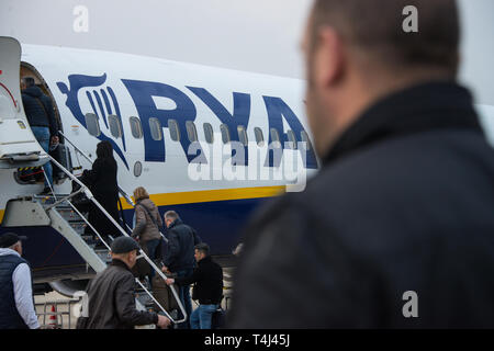 Lautzenhausen, Deutschland. 13 Apr, 2019. Passagiere klicken Sie auf einen bereitgestellten Ryanair Flugzeug auf dem Rollfeld des Flughafen Hahn. Credit: Andreas Arnold/dpa/Alamy leben Nachrichten Stockfoto