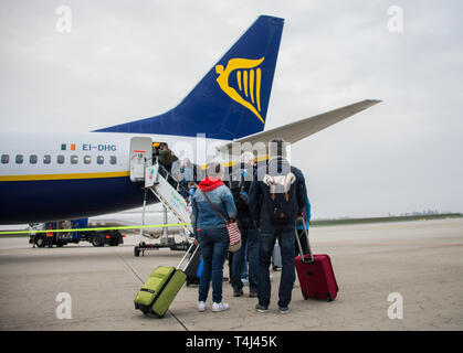 Lautzenhausen, Deutschland. 13 Apr, 2019. Passagiere klicken Sie auf einen bereitgestellten Ryanair Flugzeug auf dem Rollfeld des Flughafen Hahn. Credit: Andreas Arnold/dpa/Alamy leben Nachrichten Stockfoto