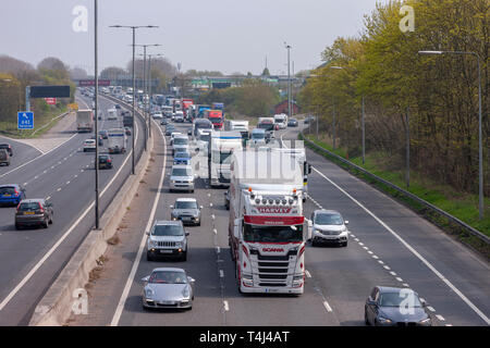 Northampton. Großbritannien 27. April 2019. Langsam fließenden Verkehr auf der Autobahn M1 Northamptonshire in Richtung Norden mit Staus zwischen juction 14 Milton Keynes und 16 Northampton nach einem früheren Unfall, der in der Nähe der Ausfahrt 15A, Northampton Dienstleistungen. Credit: Keith J Smith./Alamy leben Nachrichten Stockfoto