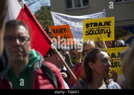 Warszawa, Mazowieckie, Polen. 17 Apr, 2019. Lehrer werden gesehen, halten ein Banner und Plakate während des Protestes. Tausende Lehrer außerhalb der Hauptsitz des Ministeriums für Nationale Bildung sammeln mit ihren Streik in Polen, um fortzufahren. Der Streik in Schulen wurde von der Polnischen Lehrergewerkschaft und die Gewerkschaften Forum seit April 8 und seit Beginn des Streiks in Schulen in ganz Polen kein Unterricht gehalten wurden organisiert. Credit: Attila Husejnow/SOPA Images/ZUMA Draht/Alamy leben Nachrichten Stockfoto