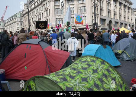 London, Großbritannien. 17 Apr, 2019. Aktivisten demotration und Camping in der Mitte der Oxford Street fordern die britische Regierung zum Klimawandel zu handeln, oder wir werden Camping, solange, bis wir unsere Forderung erhalten. Als Journalist ist es eine Bedrohung oder UK govt Erpressung. Wenn die britische Regierung geben, oder Hingabe an ihre Nachfrage nicht macht die govt schwach? Am 17. April 2019, London, UK. Bild Capital/Alamy leben Nachrichten Stockfoto