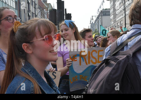 London, Großbritannien. 17 Apr, 2019. Aktivisten demotration und Camping in der Mitte der Oxford Street fordern die britische Regierung zum Klimawandel zu handeln, oder wir werden Camping, solange, bis wir unsere Forderung erhalten. Als Journalist ist es eine Bedrohung oder UK govt Erpressung. Wenn die britische Regierung geben, oder Hingabe an ihre Nachfrage nicht macht die govt schwach? Am 17. April 2019, London, UK. Bild Capital/Alamy leben Nachrichten Stockfoto