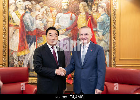 Tirana, Albanien. 16 Apr, 2019. Albanischen Präsidenten Ilir Meta (R) trifft sich mit Zhang Qingli, Vizepräsident der Chinese People's Political Consultative Conference (Cppcc) des nationalen Ausschusses, der Leiter einer Delegation der PKKCV nationalen Ausschusses, der in Tirana, Albanien, 16. April 2019. Quelle: Chinesische Botschaft in Albanien/Xinhua/Alamy leben Nachrichten Stockfoto