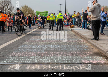 London, Großbritannien. 17 Apr, 2019. Das Festival weiterhin auf der Waterloo Bridge, die Polizei wieder für eine Weile - Tag 3 - Demonstranten vor dem Aussterben Rebellion Block mehrere Kreuzungen in London als Teil der laufenden Protest zu handeln, die von der BRITISCHEN Regierung auf der "Klima chrisis" verlangen. Die Aktion ist Teil einer international koordinierten protestieren. Credit: Guy Bell/Alamy leben Nachrichten Stockfoto
