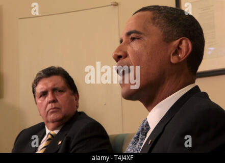 *** Foto *** Der ehemalige peruanische Präsident tötet sich vor Verhaftung. Präsidenten der Vereinigten Staaten Barack Obama trifft sich mit Präsident Alan Garcia von Peru im Oval Office des Weißen Hauses am Dienstag, 1. Juni 2010. Credit: Dennis Brack/Pool über CNP/MediaPunch Stockfoto