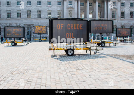 Somerset House, London, Großbritannien. 17 Apr, 2019. Geschwindigkeit reduzieren! Einen neuen Innenhof Installation durch amerikanische Künstler Justin Brice Guariglia, im Somerset House in London, Einleitung von zwei Wochen von Installationen und Events erkunden kreative Antworten auf den Klimawandel. Von neun Solar-LED Schilder in der Regel auf Autobahnen gesehen, die Installation bringt die kritische Stimmen der internationalen Aktivisten, Dichter und Denker der globalen ökologischen Krise. Credit: Guy Bell/Alamy leben Nachrichten Stockfoto