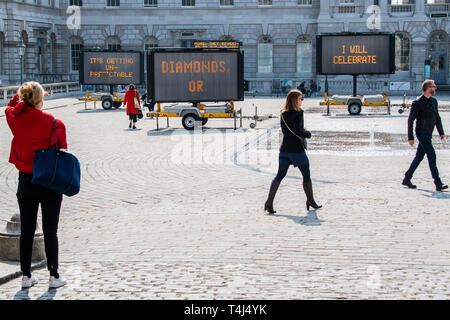 Somerset House, London, Großbritannien. 17 Apr, 2019. Geschwindigkeit reduzieren! Einen neuen Innenhof Installation durch amerikanische Künstler Justin Brice Guariglia, im Somerset House in London, Einleitung von zwei Wochen von Installationen und Events erkunden kreative Antworten auf den Klimawandel. Von neun Solar-LED Schilder in der Regel auf Autobahnen gesehen, die Installation bringt die kritische Stimmen der internationalen Aktivisten, Dichter und Denker der globalen ökologischen Krise. Credit: Guy Bell/Alamy leben Nachrichten Stockfoto