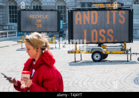 Somerset House, London, Großbritannien. 17 Apr, 2019. Geschwindigkeit reduzieren! Einen neuen Innenhof Installation durch amerikanische Künstler Justin Brice Guariglia, im Somerset House in London, Einleitung von zwei Wochen von Installationen und Events erkunden kreative Antworten auf den Klimawandel. Von neun Solar-LED Schilder in der Regel auf Autobahnen gesehen, die Installation bringt die kritische Stimmen der internationalen Aktivisten, Dichter und Denker der globalen ökologischen Krise. Credit: Guy Bell/Alamy leben Nachrichten Stockfoto