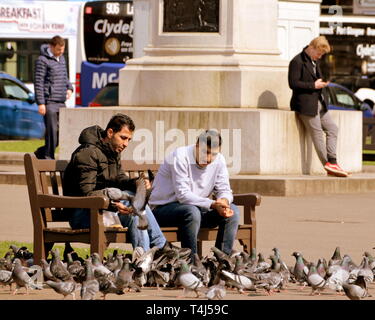 Glasgow, Schottland, UK, 17. April 2019, UK Wetter: Sonnig Sommertag in den Westen der Stadt und den Einheimischen und Touristen nutzen die Temperaturen durch die City Chambers, George Square im Zentrum der Stadt. Kredit Gerard Fähre / alamy Leben Nachrichten Stockfoto
