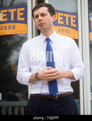 Marshalltown, Iowa, USA. 17 Apr, 2019. Der Bürgermeister von South Bend, Indiana, PETE BUTTIGIEG, spricht auf eine House Party während seiner ersten Reise nach Iowa als Präsidentschaftskandidaten. Credit: ZUMA Press, Inc./Alamy leben Nachrichten Stockfoto