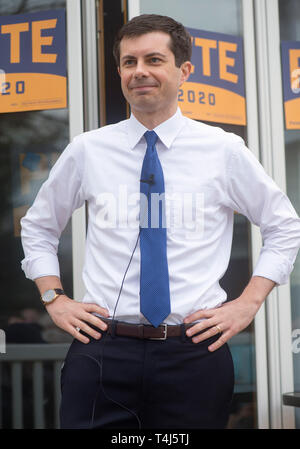 Marshalltown, Iowa, USA. 17 Apr, 2019. Der Bürgermeister von South Bend, Indiana, PETE BUTTIGIEG, spricht auf eine House Party während seiner ersten Reise nach Iowa als Präsidentschaftskandidaten. Credit: ZUMA Press, Inc./Alamy leben Nachrichten Stockfoto