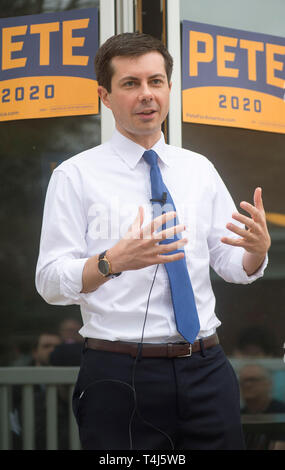 Marshalltown, Iowa, USA. 17 Apr, 2019. Der Bürgermeister von South Bend, Indiana, PETE BUTTIGIEG, spricht auf eine House Party während seiner ersten Reise nach Iowa als Präsidentschaftskandidaten. Credit: ZUMA Press, Inc./Alamy leben Nachrichten Stockfoto