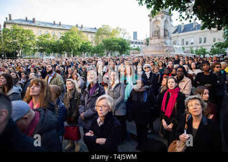 Paris, Frankreich. 17 Apr, 2019. 17. April 2019, Frankreich (France), Paris: Menschen nehmen Teil an der Heiligen Messe in der Karwoche in der zweitgrößten Kirche in Paris, Saint-Sulpice. Die Masse findet zwei Tage nach dem Brand in der Pariser Kathedrale Notre-Dame. Die so genannte chrisammesse sollte Platz in Notre-Dame zu nehmen. Foto: Marcel Kusch/dpa Quelle: dpa Picture alliance/Alamy leben Nachrichten Stockfoto