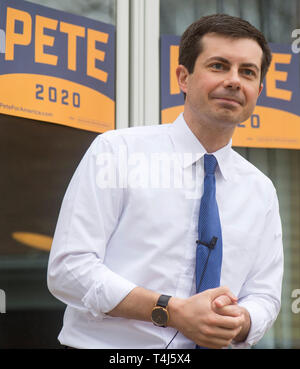 Marshalltown, Iowa, USA. 17 Apr, 2019. Der Bürgermeister von South Bend, Indiana, PETE BUTTIGIEG, spricht auf eine House Party während seiner ersten Reise nach Iowa als Präsidentschaftskandidaten. Credit: ZUMA Press, Inc./Alamy leben Nachrichten Stockfoto