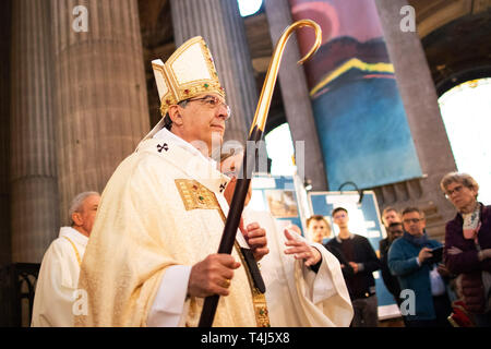 Paris, Frankreich. 17 Apr, 2019. 17. April 2019, Frankreich (France), Paris: Michel Aupetit, Erzbischof von Paris, kommt in der Heiligen Messe in der Karwoche in der zweitgrößten Kirche in Paris, Saint-Sulpice. Die Masse findet zwei Tage nach dem Brand in der Pariser Kathedrale Notre-Dame. Die so genannte chrisammesse sollte Platz in Notre-Dame zu nehmen. Foto: Marcel Kusch/dpa Quelle: dpa Picture alliance/Alamy leben Nachrichten Stockfoto