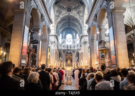 Paris, Frankreich. 17 Apr, 2019. 17. April 2019, Frankreich (France), Paris: Menschen nehmen Teil an der Heiligen Messe in der Karwoche in der zweitgrößten Kirche in Paris, Saint-Sulpice. Die Masse findet zwei Tage nach dem Brand in der Pariser Kathedrale Notre-Dame. Die so genannte chrisammesse sollte Platz in Notre-Dame zu nehmen. Foto: Marcel Kusch/dpa Quelle: dpa Picture alliance/Alamy leben Nachrichten Stockfoto