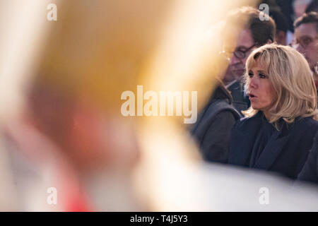 Paris, Frankreich. 17 Apr, 2019. 17. April 2019, Frankreich (France), Paris: Brigitte Längestrich (r), die Gattin des französischen Präsidenten, sitzt in der Heiligen Messe in der Heiligen Woche in Saint-Sulpice, die zweitgrößte Kirche in Paris. Die Masse findet zwei Tage nach dem Brand in der Pariser Kathedrale Notre-Dame. Die so genannte chrisammesse sollte Platz in Notre-Dame zu nehmen. Foto: Marcel Kusch/dpa Quelle: dpa Picture alliance/Alamy leben Nachrichten Stockfoto