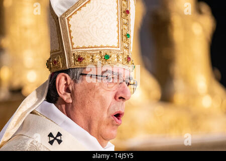 Paris, Frankreich. 17 Apr, 2019. 17. April 2019, Frankreich (France), Paris: Michel Aupetit, Erzbischof von Paris, führt die Heilige Messe, die während der Heiligen Woche in Saint-Sulpice, die zweitgrößte Kirche in Paris. Die Masse findet zwei Tage nach dem Brand in der Pariser Kathedrale Notre-Dame. Die so genannte chrisammesse sollte Platz in Notre-Dame zu nehmen. Foto: Marcel Kusch/dpa Quelle: dpa Picture alliance/Alamy leben Nachrichten Stockfoto