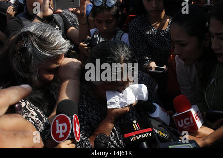 Lima, Peru. 17 Apr, 2019. Anhänger des ehemaligen peruanischen Präsidenten Alan Garcia reagieren in der Nähe des Krankenhauses Casimiro Ulloa, wo Alan Garcia in Not in Miraflores hospitalisiert wurde, Provinz Lima, Peru, am 17. April 2019. Der ehemalige peruanische Präsident Alan Garcia starb am Mittwoch im Krankenhaus, peruanischer Präsident Martin Vizcarra bestätigt auf Twitter. Credit: Luis Camacho/Xinhua/Alamy leben Nachrichten Stockfoto