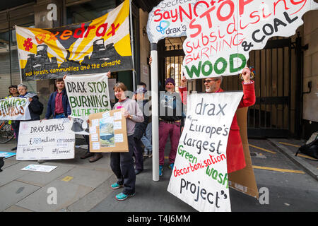 London, Großbritannien. 17 Apr, 2019. Die demonstranten an der Drax AGM fordern ein Ende zu Verbrennen von Holz bei Drax power station, Großbritanniens größte CO2-Emittent. Drax über 13 Mio. Tonnen CO2 aus der Verbrennung von Holz in 2018 emittiert und plant den größten Gas macht Station in Großbritannien. AxDrax fordern ein Ende der Subventionen für das Verbrennen von Holz, für die Drax £ 789 m im Jahr 2018 erhielt. Credit: Peter Marschall/Alamy leben Nachrichten Stockfoto