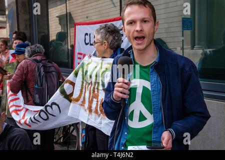 London, Großbritannien. 17 Apr, 2019. Die demonstranten an der Drax AGM fordern ein Ende zu Verbrennen von Holz bei Drax power station, Großbritanniens größte CO2-Emittent. Drax über 13 Mio. Tonnen CO2 aus der Verbrennung von Holz in 2018 emittiert und plant den größten Gas macht Station in Großbritannien. AxDrax fordern ein Ende der Subventionen für das Verbrennen von Holz, für die Drax £ 789 m im Jahr 2018 erhielt. Credit: Peter Marschall/Alamy leben Nachrichten Stockfoto