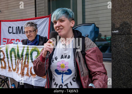 London, Großbritannien. 17 Apr, 2019. Die demonstranten an der Drax AGM fordern ein Ende zu Verbrennen von Holz bei Drax power station, Großbritanniens größte CO2-Emittent. Drax über 13 Mio. Tonnen CO2 aus der Verbrennung von Holz in 2018 emittiert und plant den größten Gas macht Station in Großbritannien. AxDrax fordern ein Ende der Subventionen für das Verbrennen von Holz, für die Drax £ 789 m im Jahr 2018 erhielt. Credit: Peter Marschall/Alamy leben Nachrichten Stockfoto