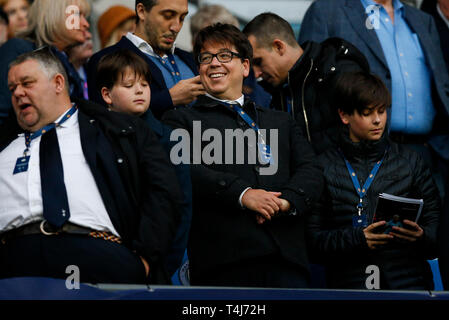 Manchester, Großbritannien. 17 Apr, 2019. Schauspieler Michael mcintyre Uhren auf vor dem UEFA Champions League Viertelfinale Rückspiel zwischen Manchester City und Tottenham Hotspur an der Etihad Stadium am 17. April 2019 in Manchester, England. (Foto von Daniel Chesterton/phcimages.com) Credit: PHC Images/Alamy leben Nachrichten Stockfoto