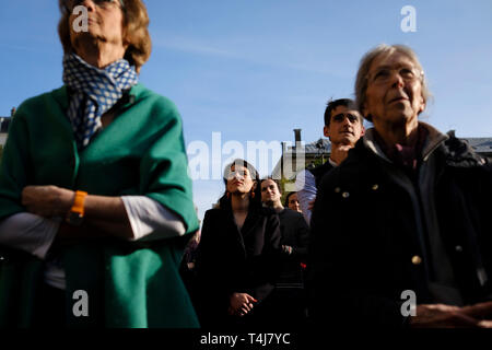 Paris, Frankreich. 17 Apr, 2019. Menschen nehmen an einer Zeremonie zu Ehren der Kathedrale Notre Dame in Paris, Frankreich, am 17. April 2019. Frankreich wird ein internationaler Wettbewerb zu re-design der Turm der Kathedrale Notre Dame, die in einem verheerenden Feuer Montag abend zusammengebrochen, der französische Premierminister Edouard Philippe am Mittwoch verkündete starten. Credit: Alexandre Karmen/Xinhua/Alamy leben Nachrichten Stockfoto