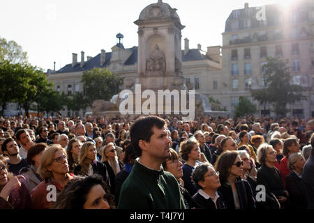 Paris, Frankreich. 17 Apr, 2019. Menschen nehmen an einer Zeremonie zu Ehren der Kathedrale Notre Dame in Paris, Frankreich, am 17. April 2019. Frankreich wird ein internationaler Wettbewerb zu re-design der Turm der Kathedrale Notre Dame, die in einem verheerenden Feuer Montag abend zusammengebrochen, der französische Premierminister Edouard Philippe am Mittwoch verkündete starten. Credit: Alexandre Karmen/Xinhua/Alamy leben Nachrichten Stockfoto